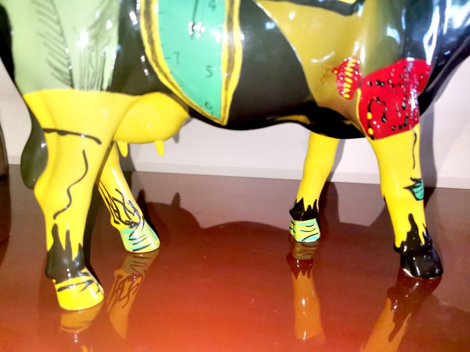 Парад на кравите CowParade Салвадор Каули крава арт фигура акрил колаж