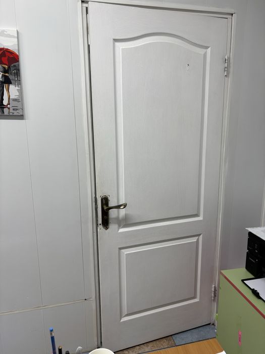 Отдам даром дверь и стулья