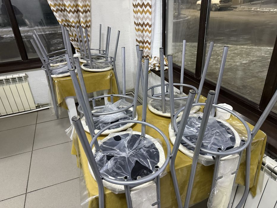 Продам стол и стулья почти новые