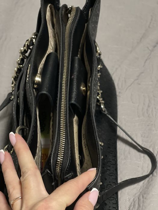 Чанта Guess черна лачена