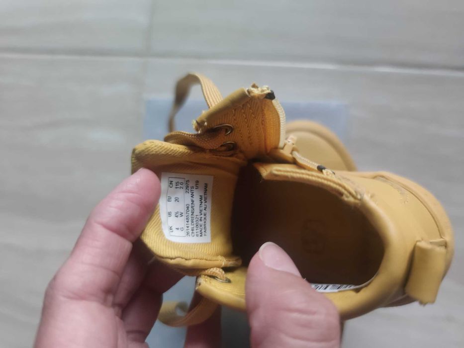 Бебешки обувки Clarks- НОВИ!