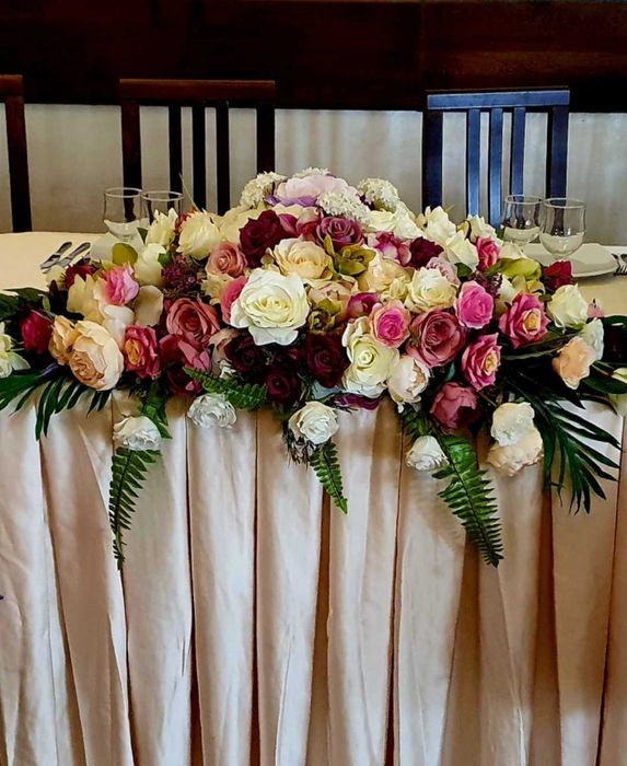 Vand aranjamente florale , flori artificiale  pentru evenimente
