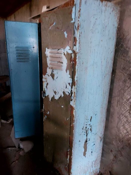 Железный шкаф для инструментов