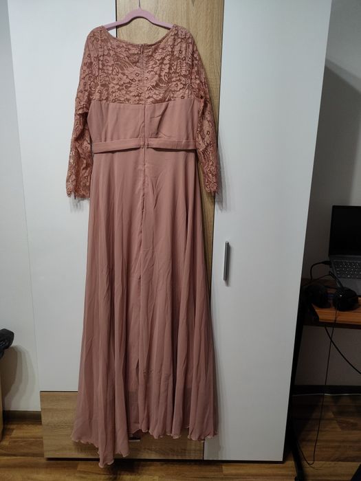 Продавам официална рокля цвят пепел от рози