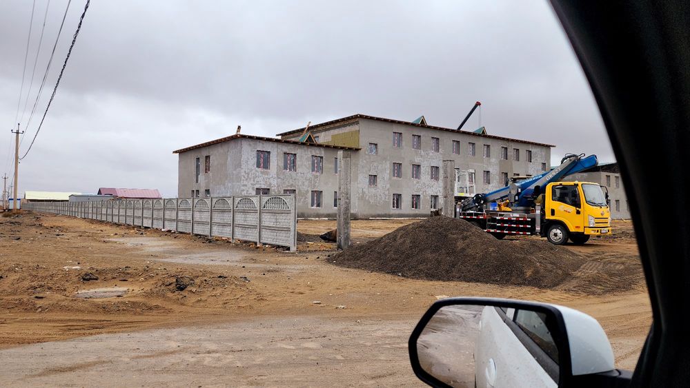 Тоза аэрапортда жой урин сотилади тоза курилаётган десат мактабни орка