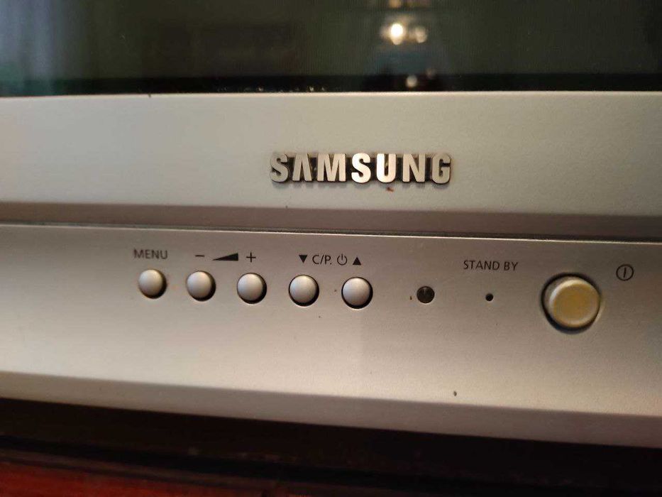 телевизор Самсунг и тумбу