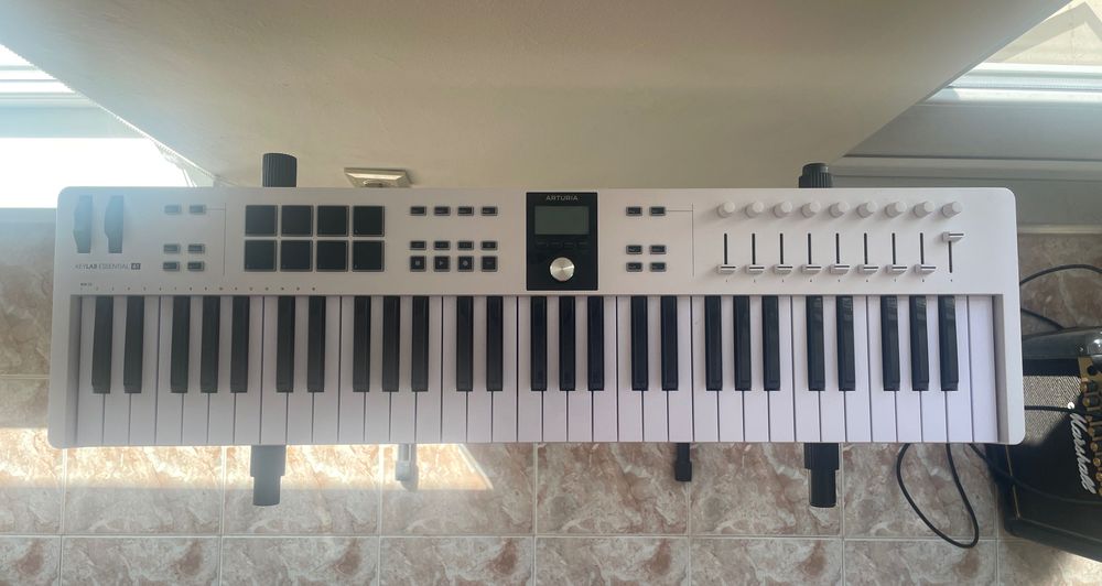КАТО НОВА MIDI клавиатура Arturia KeyLab Essential 61 MK3 White+Стойка
