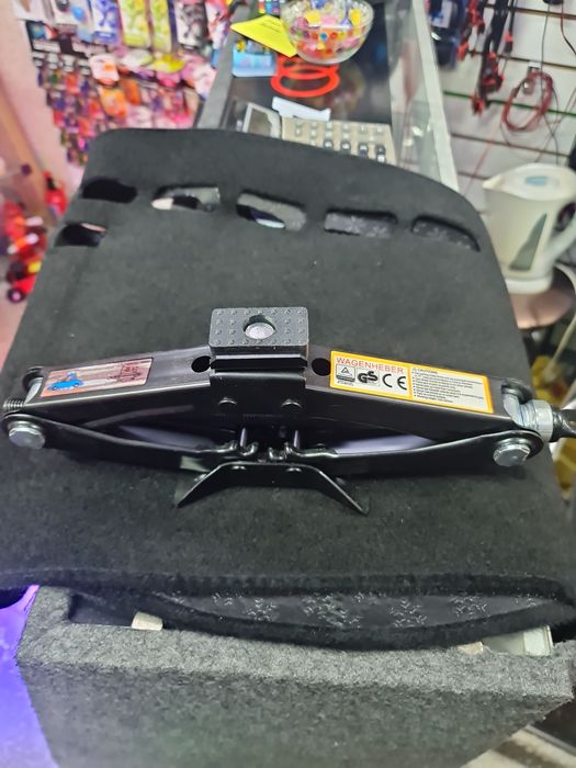 Домкраты разных тонажей.