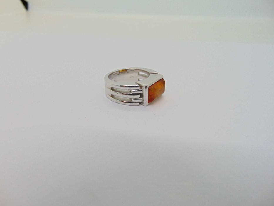 Inel din argint si chihlimbar