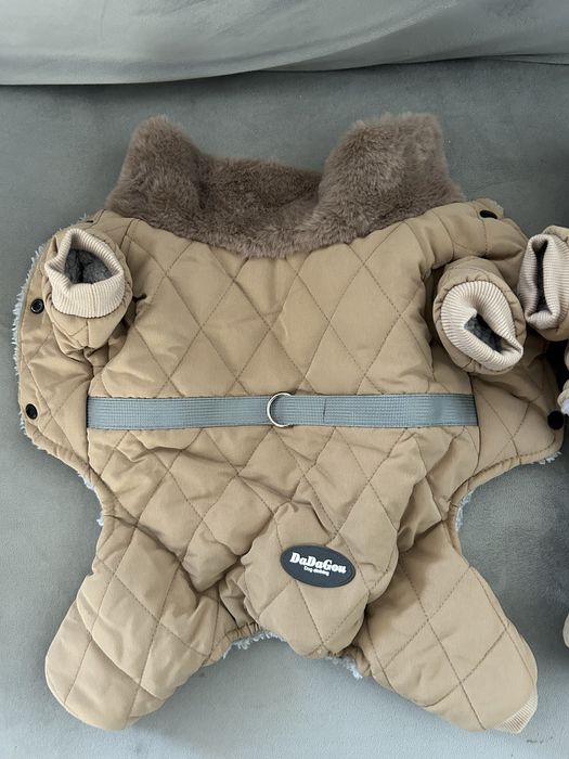 Vand 2 hainute pentru catei talie mica.