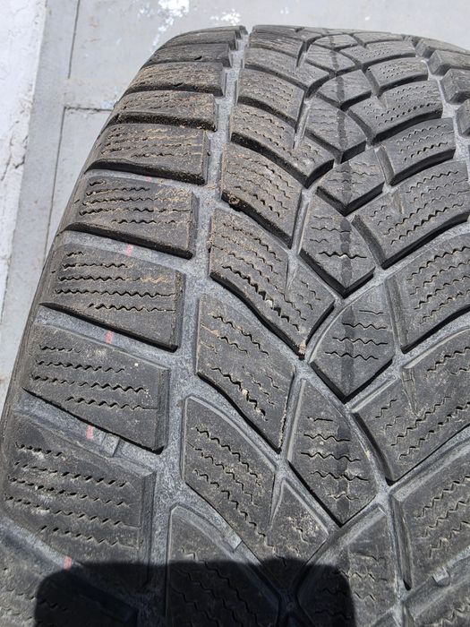 2 бр. зимни гуми 215/55/17 GoodYear 6,5 mm DOT 3317