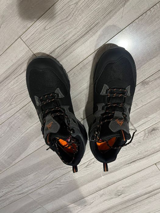 Треккинговые кроссовки