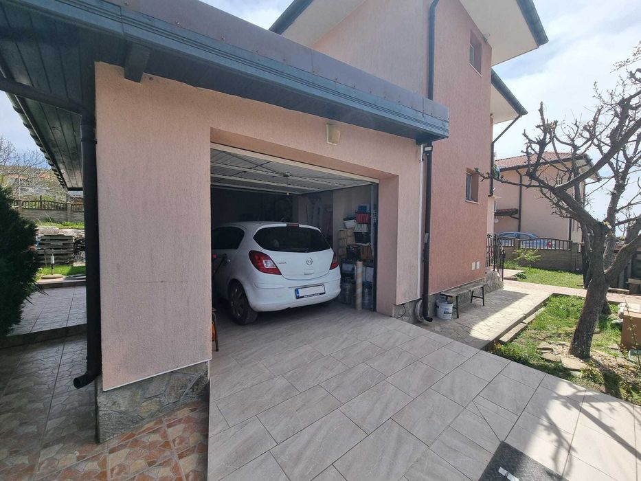 Прекрасна двуетажна къща в с. Кошарица, обл. Бургас