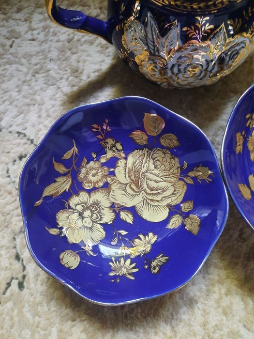 Chinni idishlar sotiladi. Hammasi yangidek