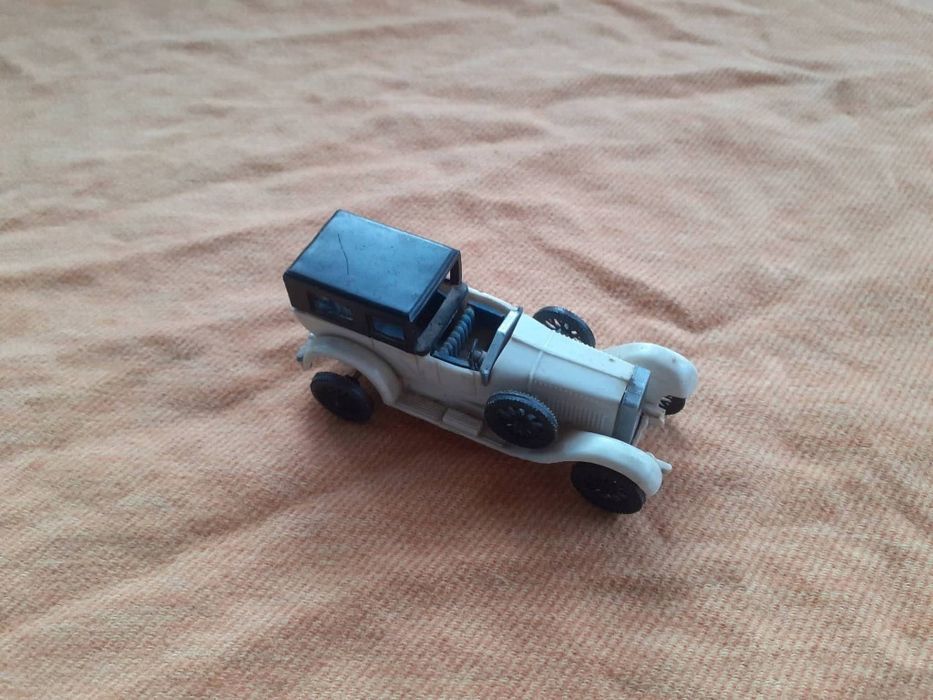 Mașină veche Isotta Fraschini de colecție.