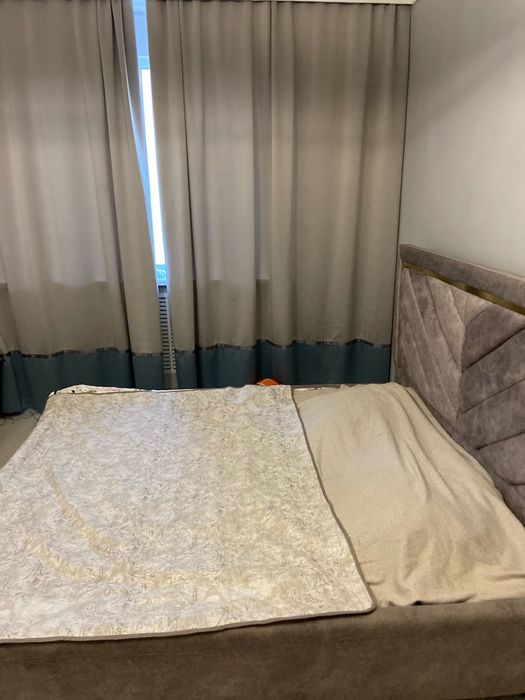 Двухспальная кровать без матраса