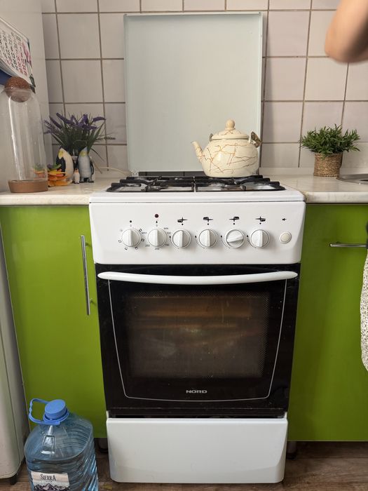 Продам газ плиту и холодильник