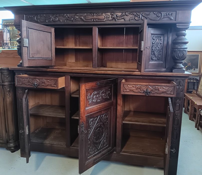 Антикварен комплект - бюфет, разтегателна маса и шест стола