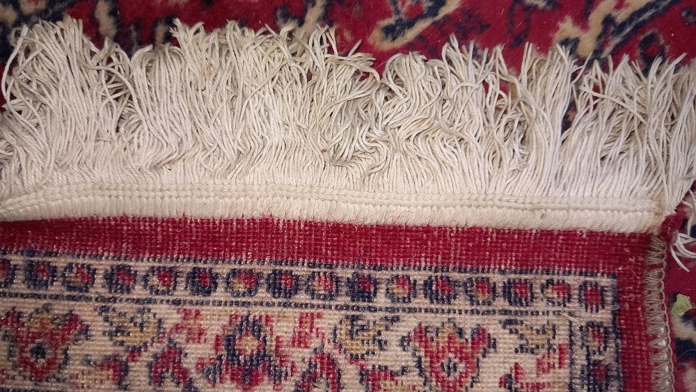 Ориенталски вълнен килим .