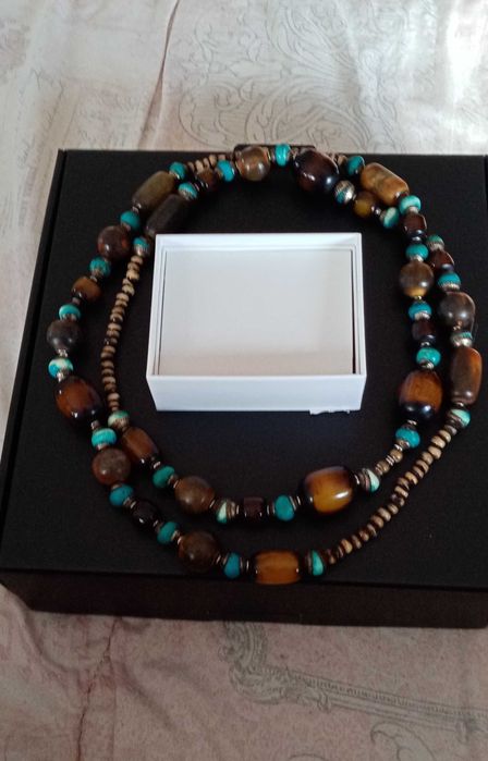 Актуален гердан с дървени елементи