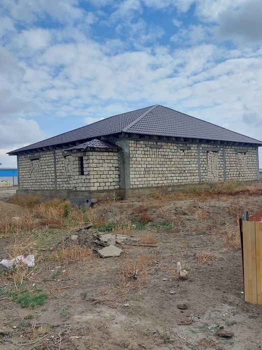 Продаётся недостроенный частный дом.