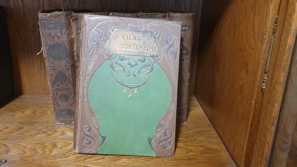 Set de carte veche – „A Világ Történelme” (Istoria lumii), 5 volume (I