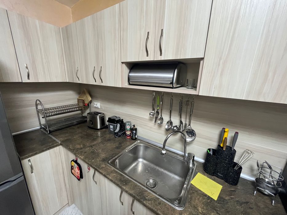 Кухня с мивка и плот,като нова,много запазена.