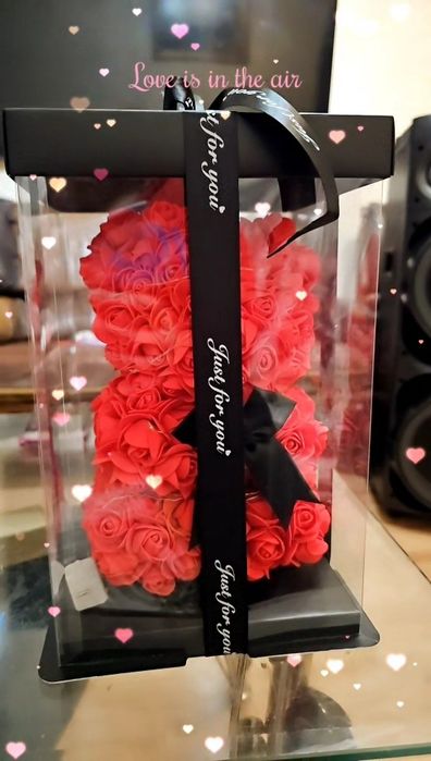 Светещо мече от рози в луксозна кутия – 25 см