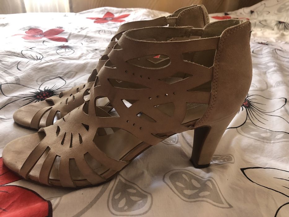 Se vând! Sandalele n au niciun defect. Sunt impecabile.