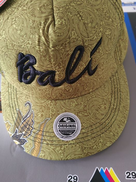 Шапка с козирка - нова