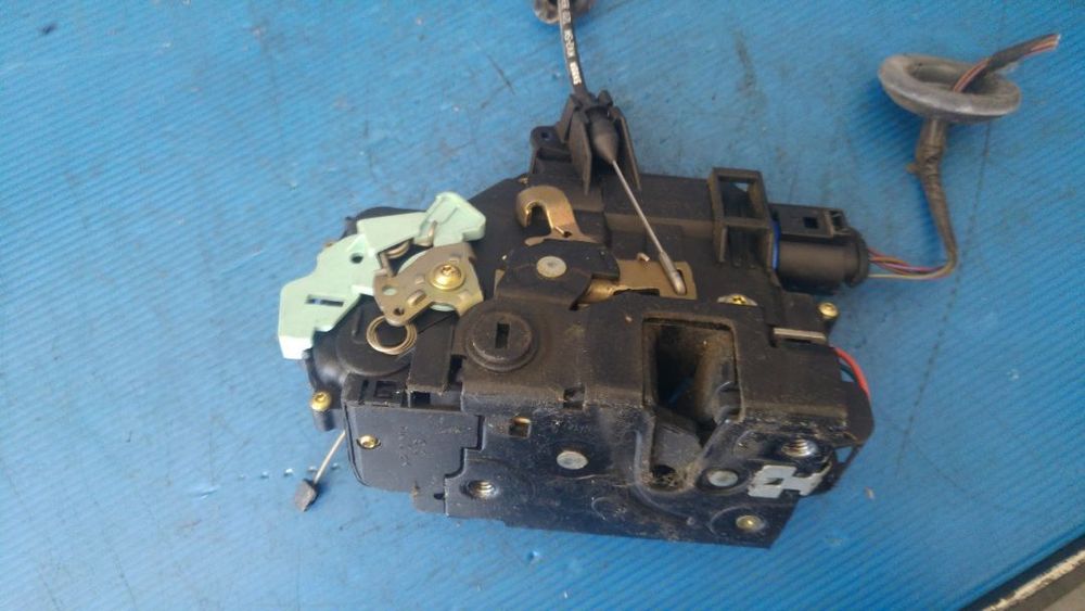 broasca iala usa stanga spate skoda octavia 2 7l0839015