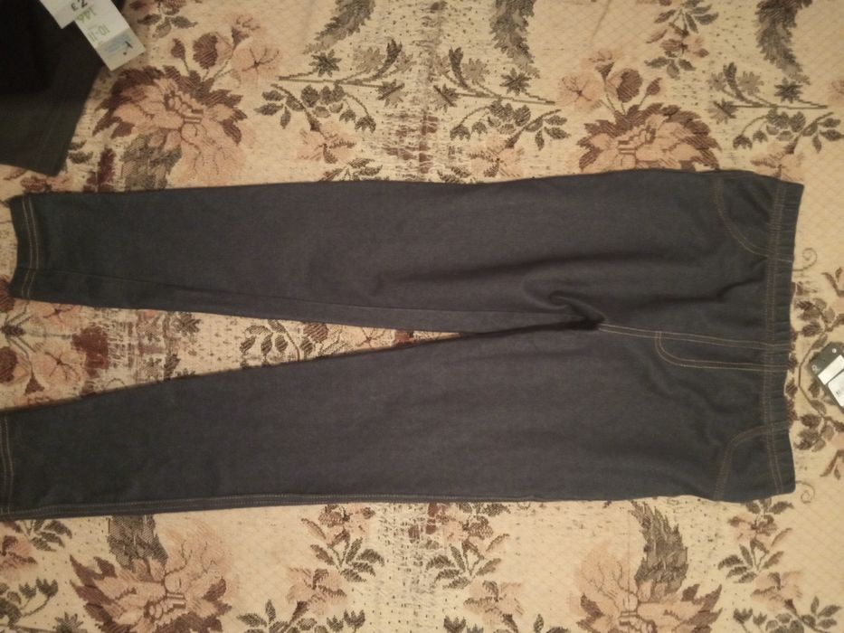 Кофта и джинсовые брюки и лосины