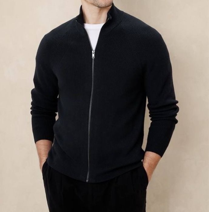 Продается шерстяной,черный, классический кардиган.