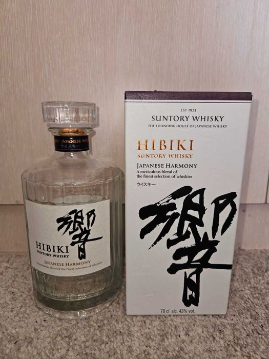 Бутилки от уиски в оригиналните им кутии