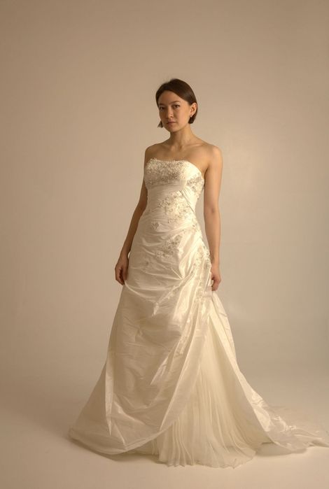 Свадебное платье бюстье со шлейфом,  с вышивкой, плиссе