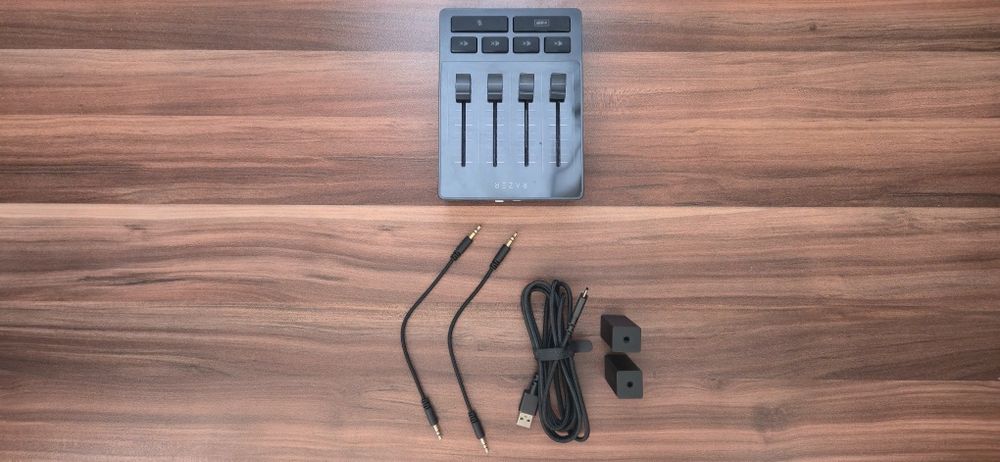 Комплект: HyperX - ProCast + кабел + Razer audio Mixer + стойка