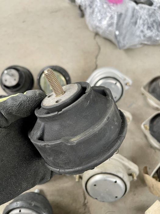 Подушки двигателя на BMW E34 E39 E38 E32 БМВ Е34 Е39 Е38 Е32