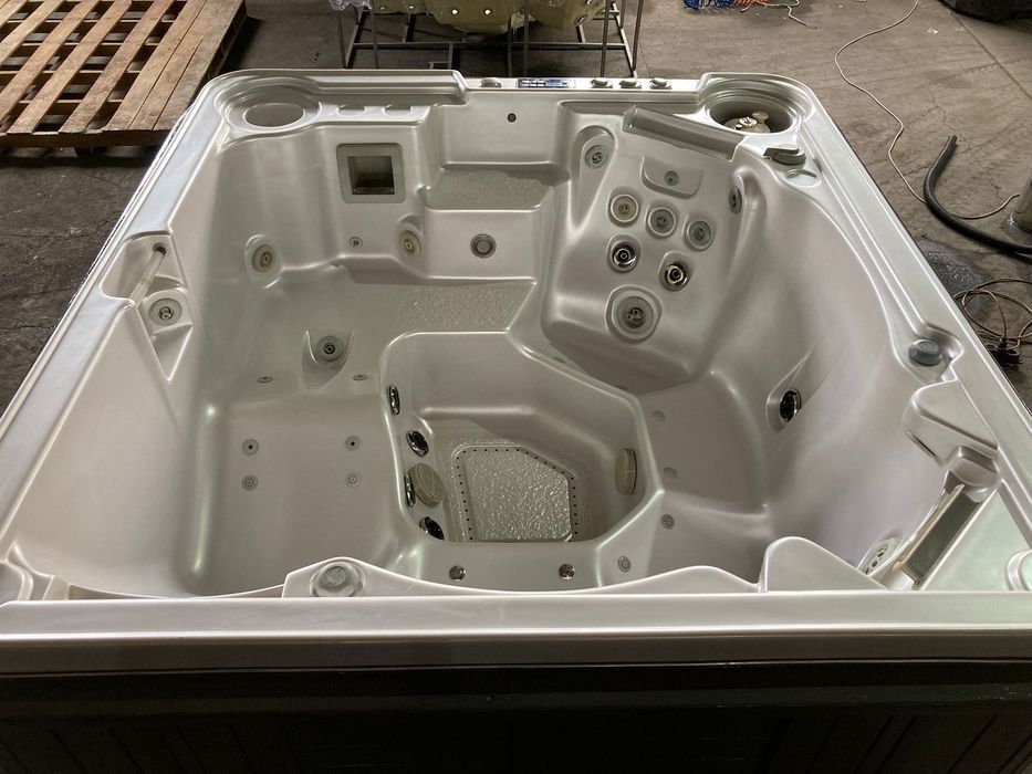 Канадско Джакузи перфектно състояние 3м гаранция с ново покривало