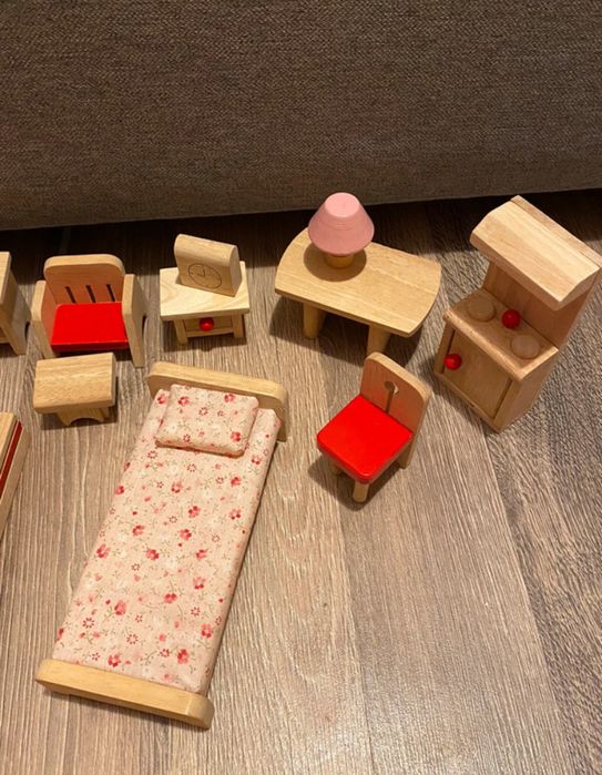 Casuta din lemn pentru papusi