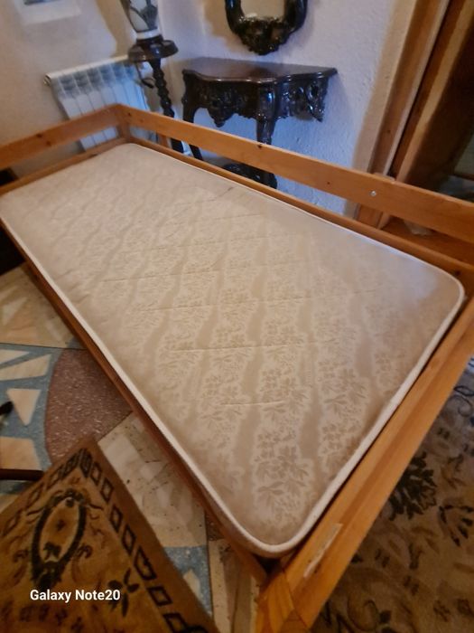 Pat din lemn cu saltea