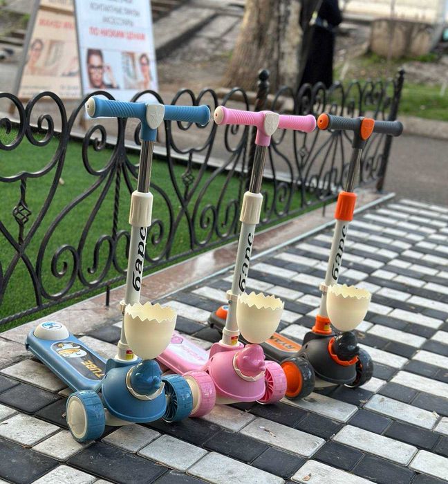 Новые самокаты в магазине.