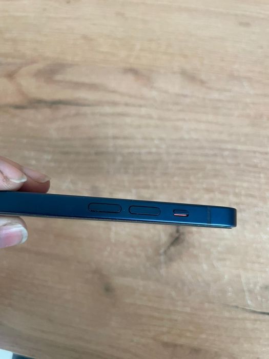 Продам iPhone 12 в отличном состоянии