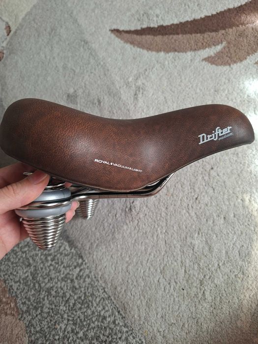 Sa bicicleta Selle Royal Drifter maro cu arcuri, stil vintage