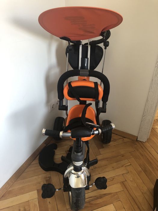 Детска триколка с педали и дръжка.