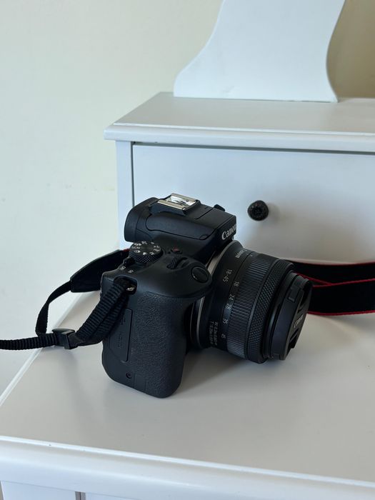 Canon EOS R100 + obiectiv RF-S 18-45mm | Mirrorless 4K | Ideal începători & vlogging