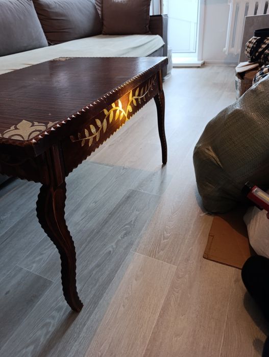 Столик резной -деревяный