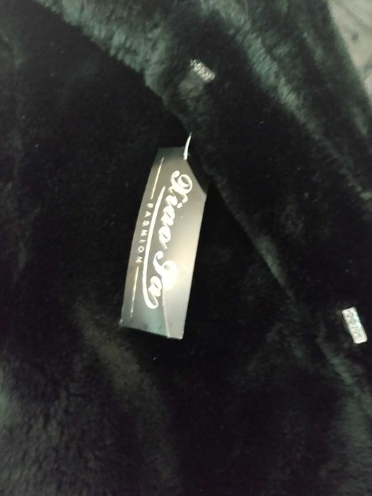 Дамско късо палто в черен цвят с косъм.