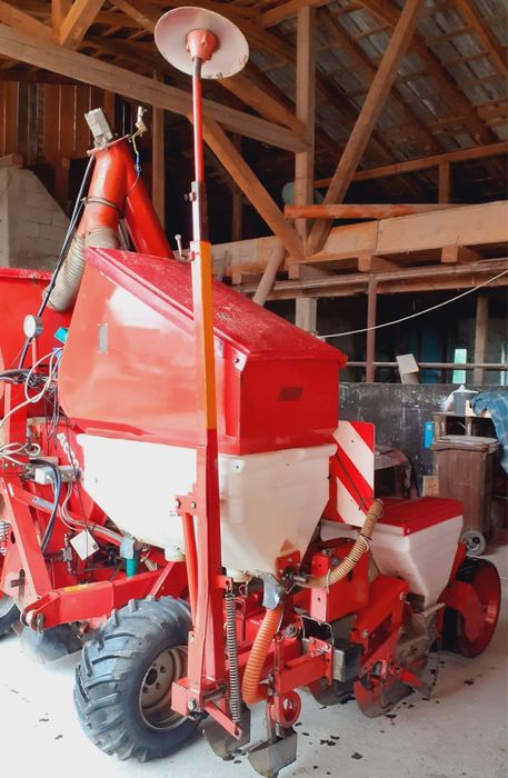 Vand semanatoare pentru porumb floare