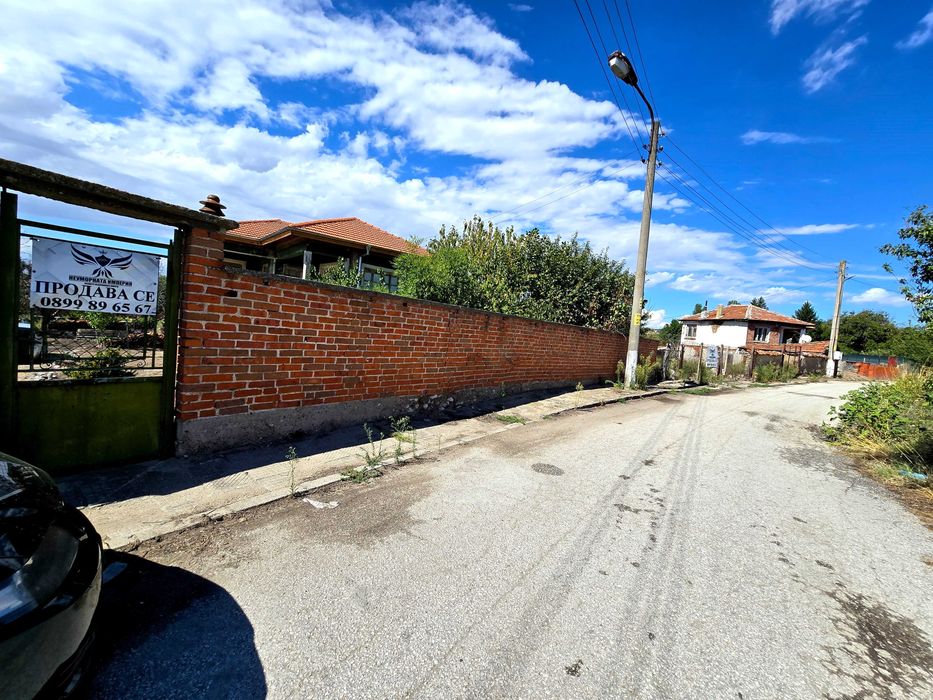 Продавам двуетажна къща с постройки 320РЗП с 1600кв двор село Ахматово