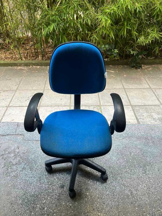 Ученически или офис стол, мек и лек и удобен